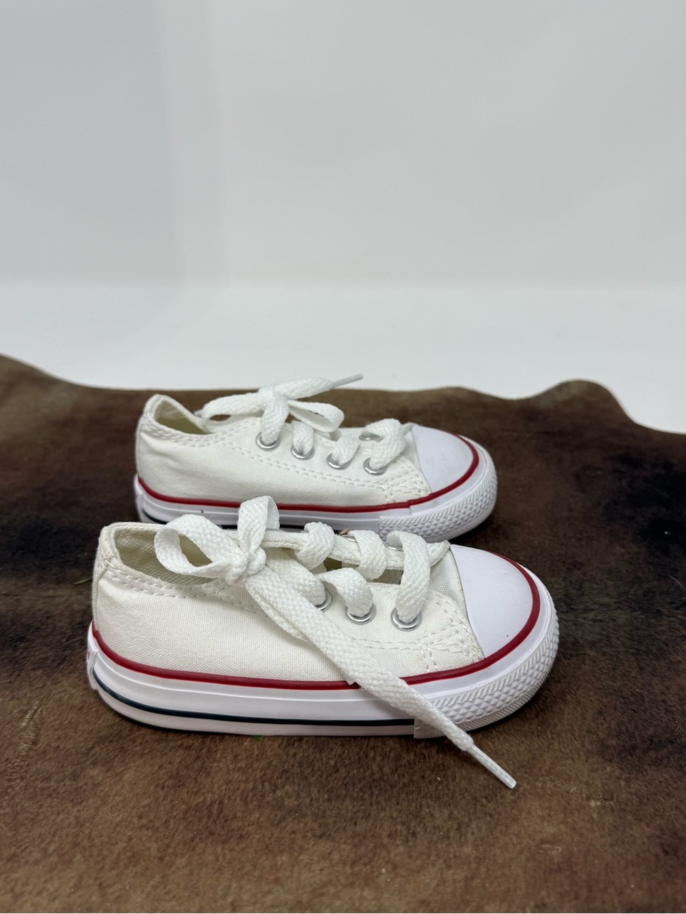 NWOT Converse Kids White Canvas Sneakers with Red Stripe Sz 4 (LTWDFX)